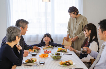 Obraz na płótnie Canvas 朝食を食べる日本人三世代家族