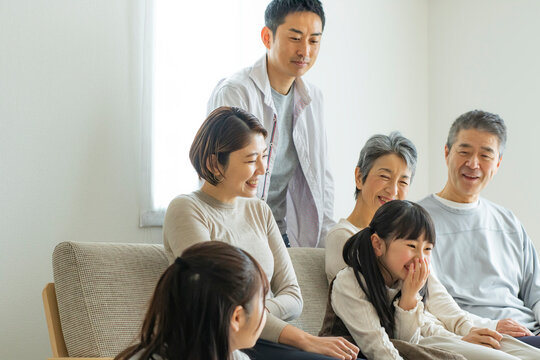 日本人三世代家族の団欒