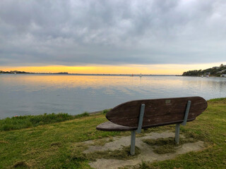 Obraz premium A well used bench in front of a lake in New Zealand