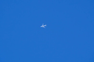 雲ひとつない空に飛ぶ飛行機