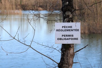 Panneau indiquant l'interdiction de pêcher devant le lac des Brotteaux, ville de Blyes, département de l'Ain, France