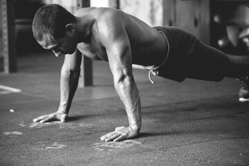 Obraz premium Athlete exercising in the gym