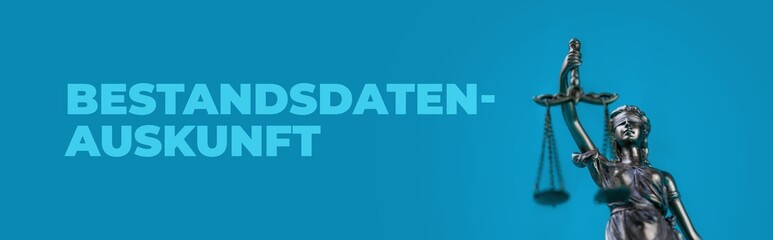 Bestandsdatenauskunft. Justitia Statue isoliert. Text auf blauem Hintergrund. Symbol f&uuml;r Recht und Anwalt.