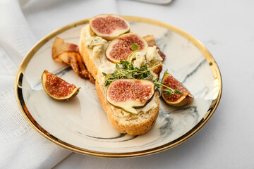 Obraz na płótnie Canvas Tasty sandwich with fig on light background
