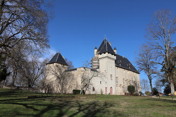 Le château de Chazey, construit au 12 ème siècle et rénové au 19 ème siècle, vue de...