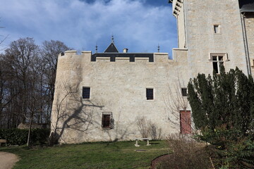 Le château de Chazey, construit au 12 ème siècle et rénové au 19 ème siècle, vue de...