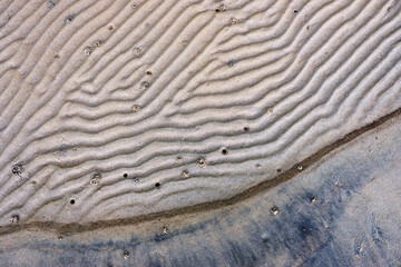 Sandrelief mit Verzweigungen von Wasser in der Ostsee angehäuft, erzeugt Licht und Schatten