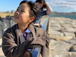 海岸で散歩している親子の姿