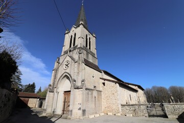 Fototapeta na wymiar L'église catholique Saint Pierre et Saint Paul vue de l'extérieur, ville de Chazey sur Ain, département de l'Ain, France