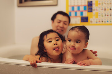 お風呂に入っている親子