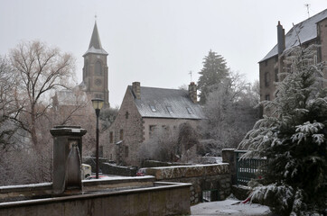Ville de Murol sous le givre, Puy de Dôme, Auvergne, France