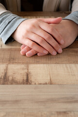 手を置くポーズ　女性の手