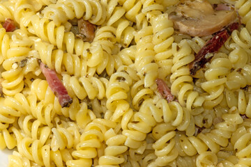 Spiralnudeln mit Speck und Champignons