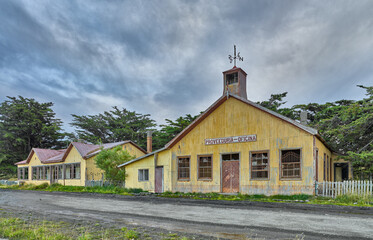 Fototapeta premium Building of the abandoned sheep farm Estancia San Gregorio in Patagonia from the end of the 19th century
