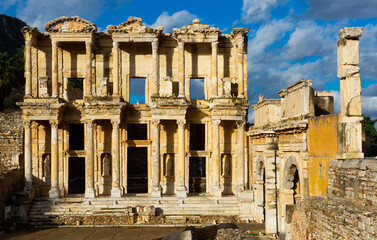 Obraz premium Ruins of Celsius Library and gate of Augustus in Ephesus in ancient city Ephesus. Turkey