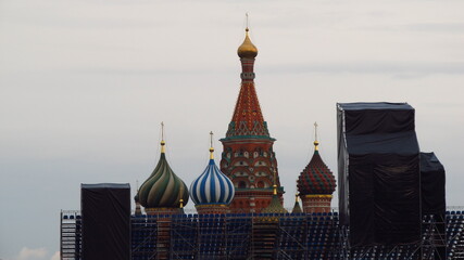 Kreml na tle sceny i rusztowania, Moskwa, Rosja - obrazy, fototapety, plakaty