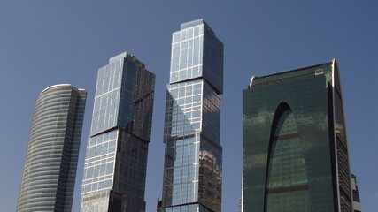 Szklane wieżowce w centrum Moskwy, widok na tle nieba, Rosja - obrazy, fototapety, plakaty