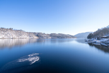 The Hohenwarte Dam is an impressive structure in Thuringia, Germany, built between 1936 and 1942. This curved concrete gravity dam is part of the Hohenwarte Reservoir