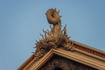 Obraz premium Beautiful traditional decorations and details on the roof of the temple at Vinh Nghiem monastery in Ho Chi Minh city, Vietnam