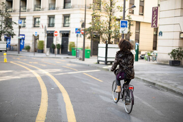 Fototapeta na wymiar bicycle on the street in the city