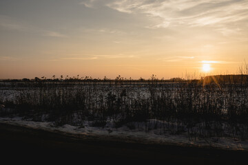 zachód słońca zimą na polach
