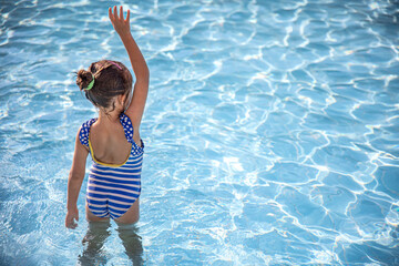 Little girose up.l bathes in the pool close up.