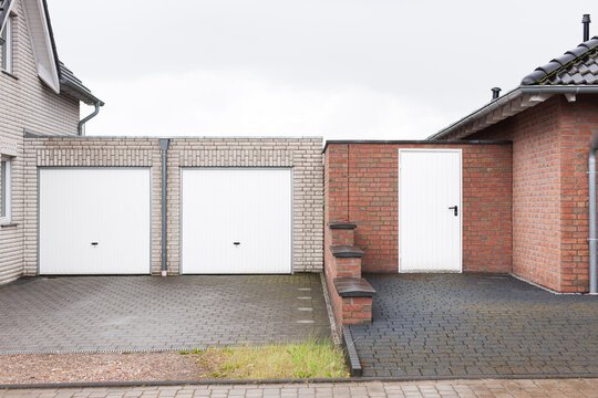 Doppelgarage und T&uuml;r eines Neubaugebiets in Otzenrath, Deutschland