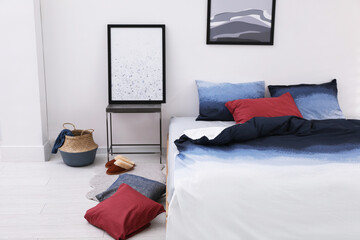 Large bed with stylish linens in room
