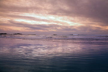 Obraz premium relaxing sunset at Pacific Rim National Park, near Tofino, BC, Canada