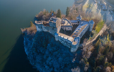 Zamek Dunajec w Niedzicy na tle Jeziora Czorsztyńskiego