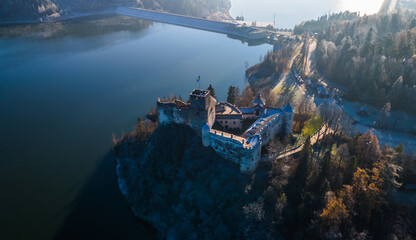 Zamek Dunajec w Niedzicy na tle Jeziora Czorsztyńskiego - obrazy, fototapety, plakaty