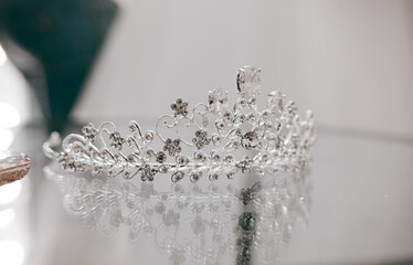 beautiful wedding jewelry for the bride, chic tiara