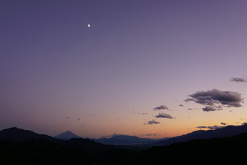 夕暮れと月
