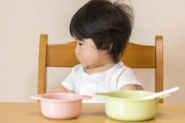 Fototapeta premium 離乳食を食べる赤ちゃん（0歳、生後7カ月、女の子、日本人）