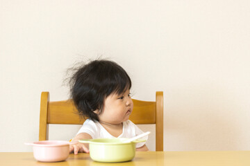 離乳食を食べる赤ちゃん（0歳、生後7カ月、女の子、日本人）