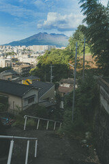 Obraz premium 住宅街と桜島