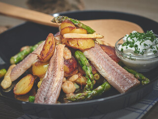 Bratkartoffeln mit Spargel und Räucheraal