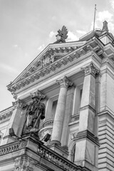 Zabytkowy Pałac Ziemstwa Pomorskiego  zlokalizowany w centrum Szczecina w czerni i bieli