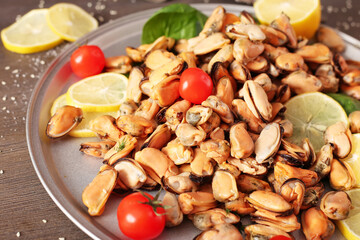 A dish of prepared mussels seasoned lemon juice