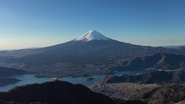 新道峠から望む富士山と河口湖　ドローン空撮　