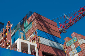 Ein Stapel Container auf einem Containerschiff beim Entladen