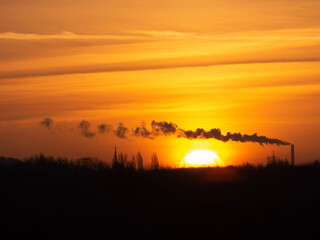 Sonnenaufgang mit Industriewolke 