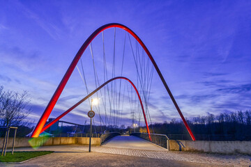 Park mit beleuchteter Brücke in Gelsenkirchen am Abend