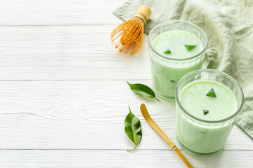 Obraz na płótnie Canvas Matcha green latte coffee or tea with leaves