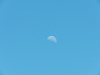 Luna en la mañana en la playa