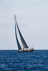 Obraz premium Sailboat sailing in blue sea