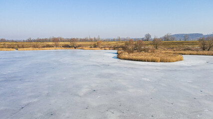 stawy i jeziora w polderze Buków, suchy zbiornik przeciwpowodziowy zimą na Śląsku w Polsce z lotu ptaka 
