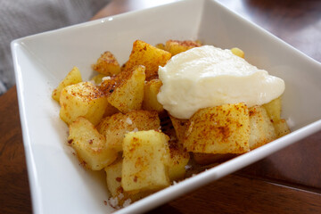 Patatas bravas con ajo aceite