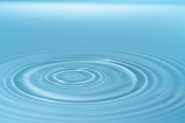 Drop of water drop to the surface. Waves on the surface of the water from a collision