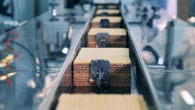 Waffle bars in batches are getting mechanically transported